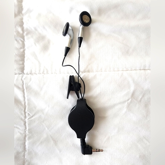 Jack Daniel's Retractable Earbuds - Picture 3 of 3